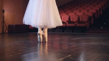 Tanınmayan balerin dans. Yakın çekim. Dolly. HD.