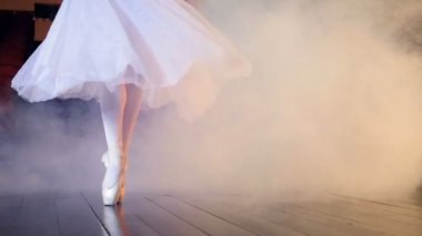 Tanınmayan balerin siste geri dönüyor. Yakın çekim. Dolly. HD.