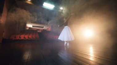 Tiyatroda dans danseuse. Dolly. HD.