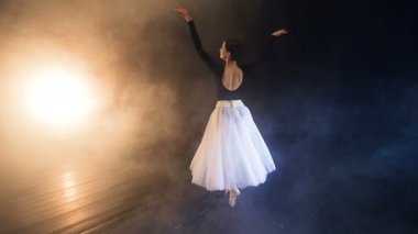 Kız tarafından gerçekleştirilen bale. Steadicam vurdu. Slowmotion.