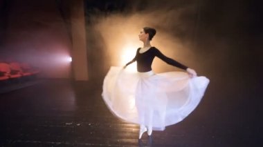 Uzun tutu elbise içinde uçuşan balerin. Dolly. Ağır çekim. HD.