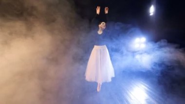 Balerin Sahne Alanı'nda etrafında uçuyor. Steadicam. HD.