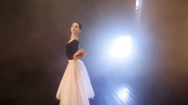 Balerin etrafında uçan. Yakın çekim. Steadicam. HD.