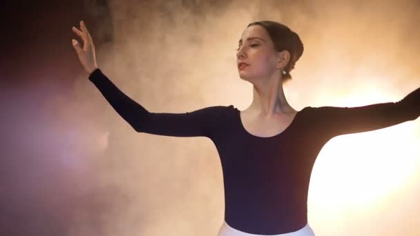 Steadicam de la ballerine dansante dans le théâtre. HD . — Video
