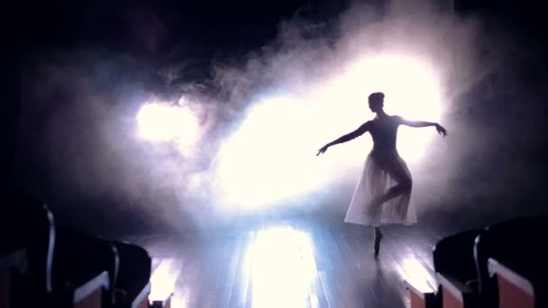 Silhueta de bailarina dançando no palco. Movimento lento. HD . — Vídeo de Stock