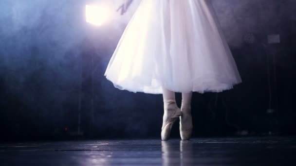 芭蕾舞女演员在普安特鞋转过身去。特写镜头。高清. — 图库视频影像