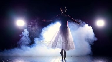 Sisin içinde dans kız. Yüzü yok. Yakın çekim. Ağır çekim. HD.