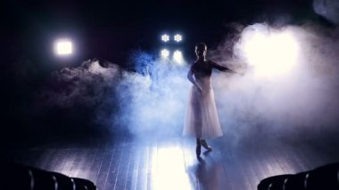Sahne Alanı'nda performans kızlar siluet dans. Ağır çekim. HD.