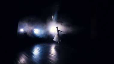 Ağır çekimde dans balerin. Dolly. Siluet. HD.