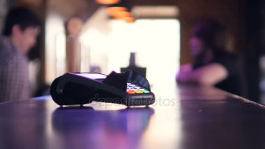 Smartphone ile kablosuz ödeme için kredi kartı Terminal kullanan kişi. 4k.