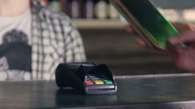 Terminal ve telefon kullanarak ödeme kablosuz. 4k.