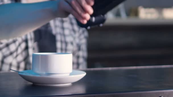 Pago femenino por café utilizando tecnología inalámbrica con smartphone. 4K . — Vídeos de Stock