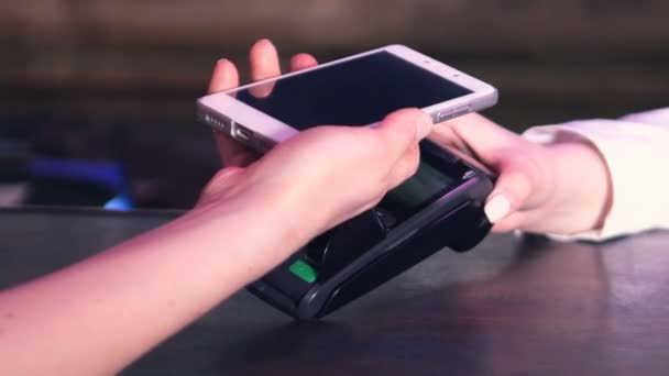 Man gör contactless betalning med smartphone. Trådlös betalning koncept. 4k. — Stockvideo