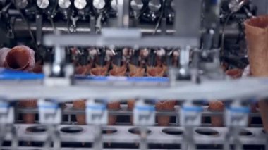 İşçi Ice - cream koni bir konveyör koy. Yakın çekim. HD.