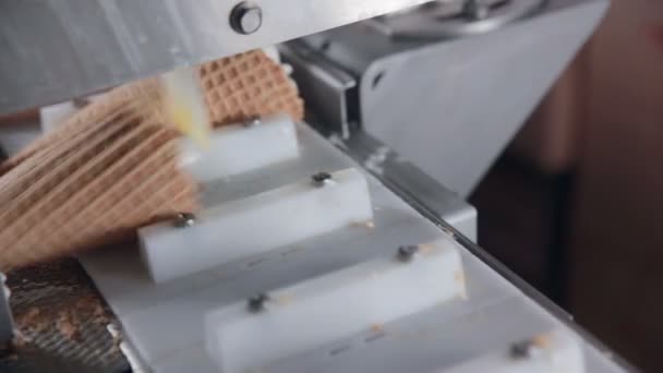 The close-up of the ice-cream cones moves on the conveyor. HD. — Stock Video