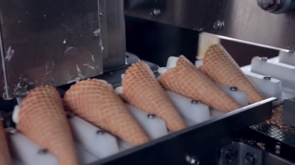 Los conos de helado saliendo del transportador. Primer plano. HD . — Vídeos de Stock