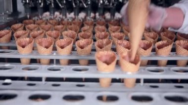 Ice - cream koni konumlandırma sürecinin yakın çekim. Yüzü yok. HD.