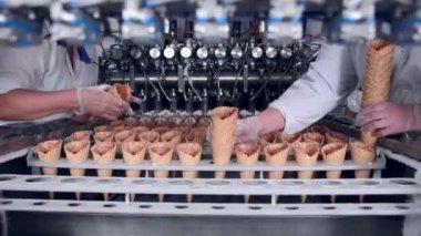 Ice - cream koni konumlandırma işlemidir. Yüzü yok. HD.