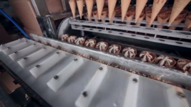 Makine hazır Ice - cream koni Konveyör bant koyar. HD.