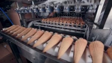 Dondurma sürecinin üretim konisi. Timelapse.