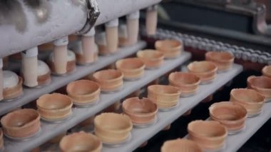 Ice - cream koni ile dondurma makinesi tarafından doldurulur. Yakın çekim. HD.