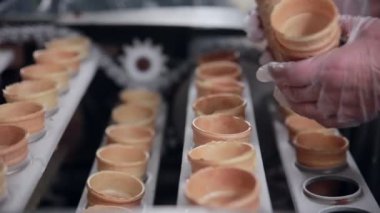 Ice - cream koni taşıma konveyör. Yakın çekim. Yüzü yok. HD.