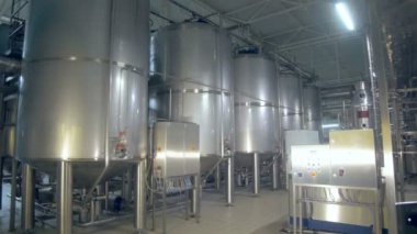 Fatory tank, boru hatları. 4k.