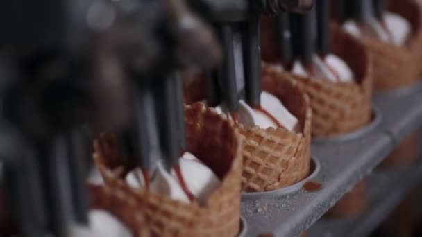 Prise de vue détaillée du remplissage des cônes de crème glacée. HD . — Video