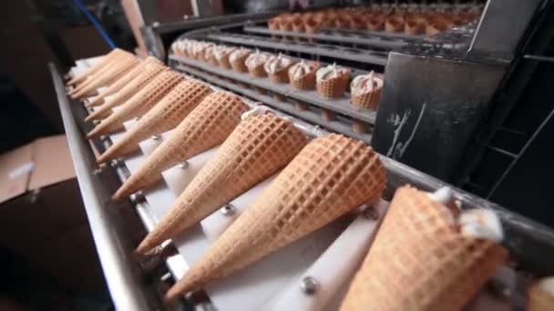 De close-up van de transportband met de ice - cream cones. HD. — Stockvideo