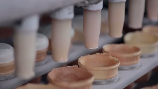 蛋筒冰淇淋生产过程中的特写镜头。高清. — 图库视频影像