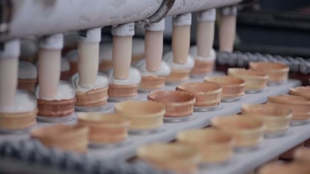 Процесс производства конусов мороженого. HD . — стоковое видео