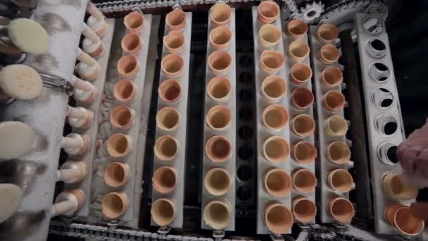 Tournage de la production de cônes de crème glacée par le haut. Vue de dessus. HD . — Video