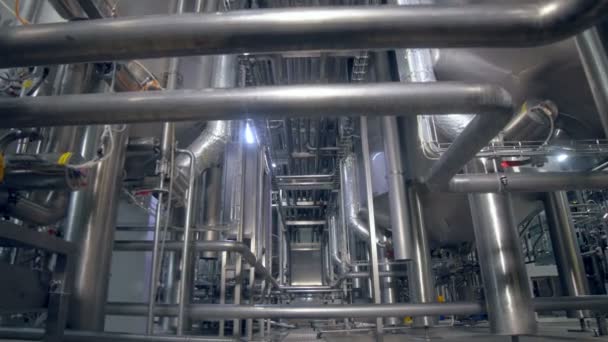 Взгляд на трубопроводную систему заводов. Долли. 4K . — стоковое видео