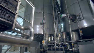 Yakın çekim bitkiler tank ve boru hattı. Dolly. 4k.