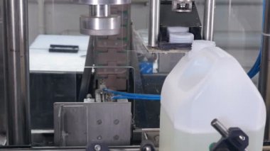 Üretim makine sıkma Tıp Şişe kapakları, kimyasal şişe konveyör. 4k.