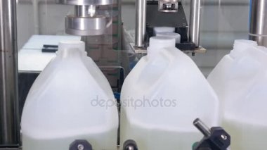 Sıvı deterjan otomatik üretim hattında. Şişeleme makineleri. 4k.