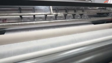 Endüstriyel kesme makinesi peçete üretim hattı çalışma. 4k.