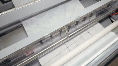 Fabrika makine kesme kağıt. 4k.