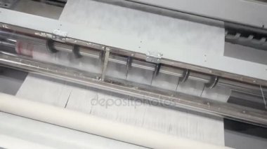 Endüstriyel silindir makine kesme kağıt. 4k.