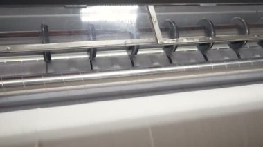Endüstriyel kesme makinesi peçete üretim hattı çalışma. 4k.