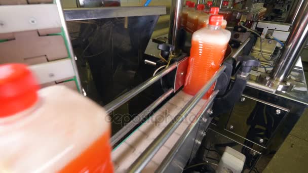 Transportador industrial químico con botellas de plástico en línea de producción. 4K . — Vídeos de Stock