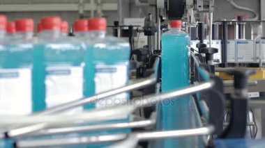 Üretim hattı plastik şişelerde. İş yerinde kimyasal sanayi konveyör. 4k.