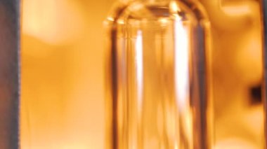 Yakın çekim. Plastik parça endüstriyel fabrika geri dönüşüm plastik pet şişe üretim için. 4k.