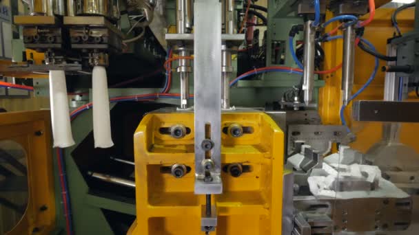 Automatische machine voor het produceren van Pet-flessen in een moderne fabriek. 4k. — Stockvideo