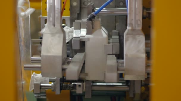 Bouteilles en plastique dans la machine de production. 4K . — Video