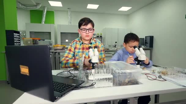 Faire des expériences scientifiques, étudier des échantillons en laboratoire. Steadicam. 4K .