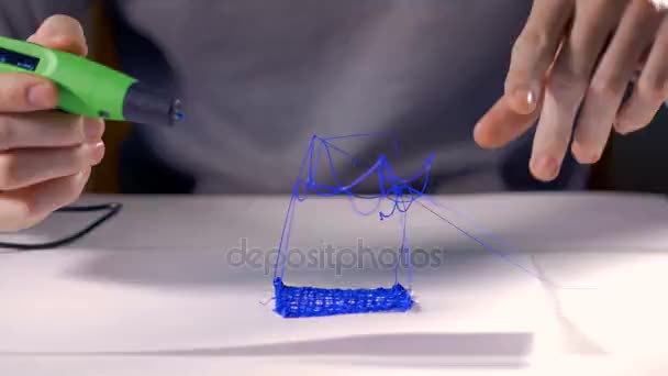 使用 3d 笔玩具房子的手。4 k. — 图库视频影像