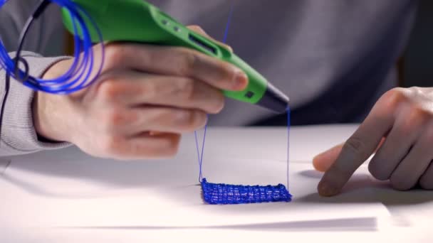 Creatieve man met 3d pen afdrukken 3D-shape. — Stockvideo
