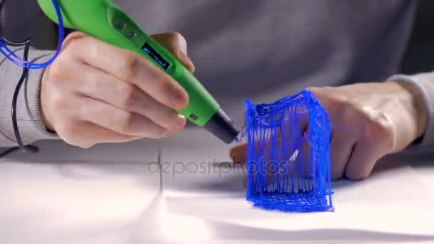 Homem fazendo copo titular caneta, usando caneta 3D. Impressão 3D timelapse . — Vídeo de Stock