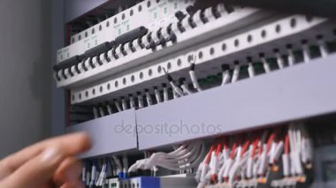 Elektro bağlantıları elektrik kalkan için montaj. Yüzü yok. Yakın çekim. 4k.